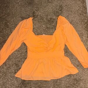 Woman’s peach top